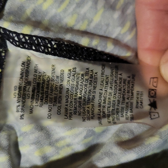 Size Medium Calvin Klein performance capris - Picture 5 of 5